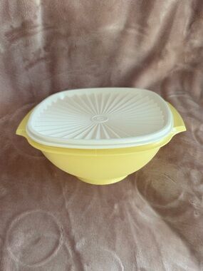 🦋Tupperware Servalier Bowl 8 cup/1.9 L yellow with white instant seal lid NEW